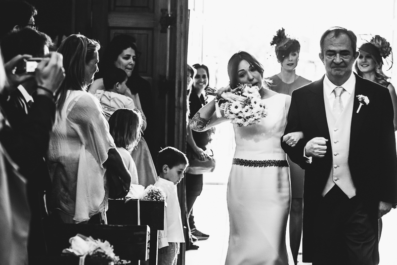 El novio arreglándose antes de la boda