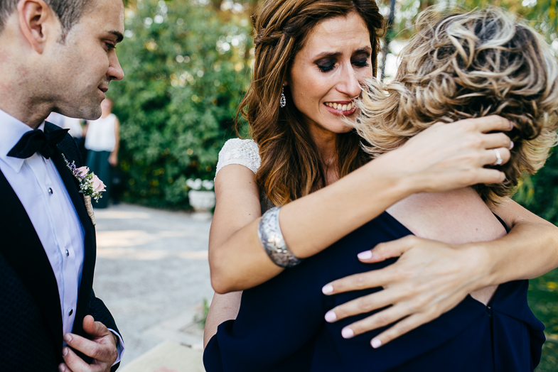 La emoción de los novios tras la boda con los invitados