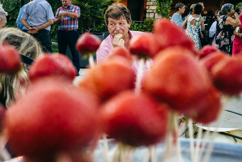 Invitado durante el aperitivo
