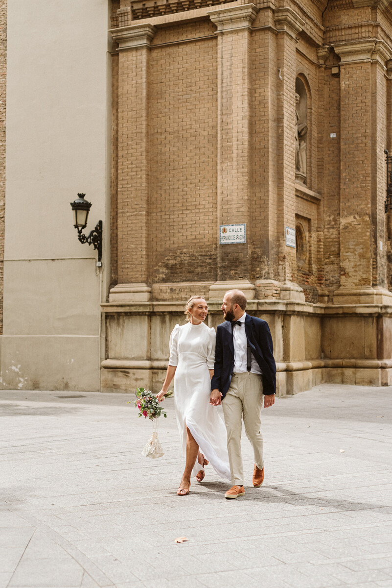 pareja de recien casados andando por las calles de Zaragoza de la mano